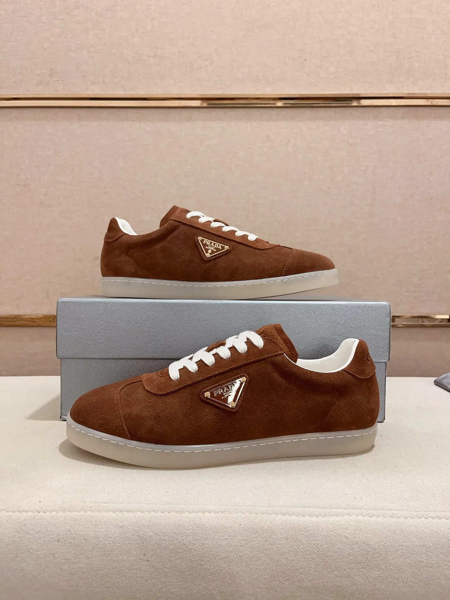 Men's Men's Shoes 💰 500💰 ✔️✔️✔️Higher version High-quality new PRADA (Prada) counters are launched simultaneously. The new men's shoes and 😘fabrics are made of high-tech glue-making technology. Lining: Full cowhide lining. 👍🏿 High-end ☄️ air-cushion molded anti-slip rubber outsole, exquisite lines, simple and elegant, comfortable and high-end for leisure travel. Code number: 38 to 44 (45 can be customized and cannot be returned or exchanged)